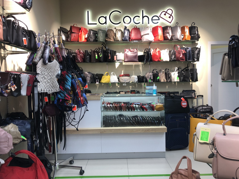 Магазин модных сумок "LaCoche" | Производство и сборка торгового оборудования