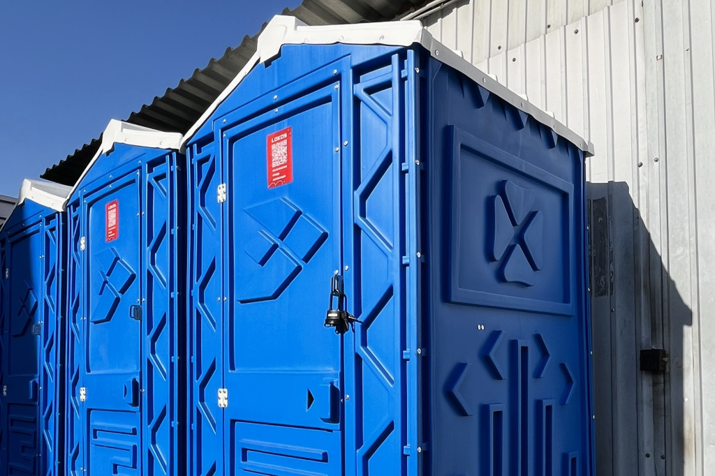 Как заправить туалетную кабину? Отличия от портативных моделей