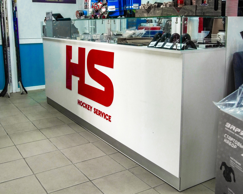 Кассовая стойка для магазина “HOCKEY SERVICE” | Производство и сборка торгового оборудования